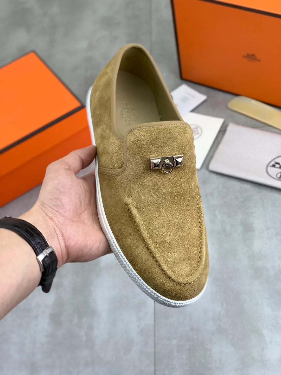 Factory price P600 New style Top version Original order Hermes Men's Drift Sneaker Spring new casual sports shoes Original purchase, development, production H family men's classic series, technical breathable fabrics with cowhide Casual sports shoes Casual sports dad shoes combine high-tech breathable materials and cowhide, H family exclusive button decoration on the side The outsole is full of H italic design and bright colors to show vitality and continue the brand design inspiration. Stroll around the city lightly and feel free and comfortable. Delivered in exquisite packaging🛍📦 ▪️Fabric: original customized breathable material + first layer of frosted cowhide ▪️Inner: cowhide feet ▪️Outsole: molded and evacuated PU+TPU material ▪️Size: 35-45 Multiple colors available Premium packaging